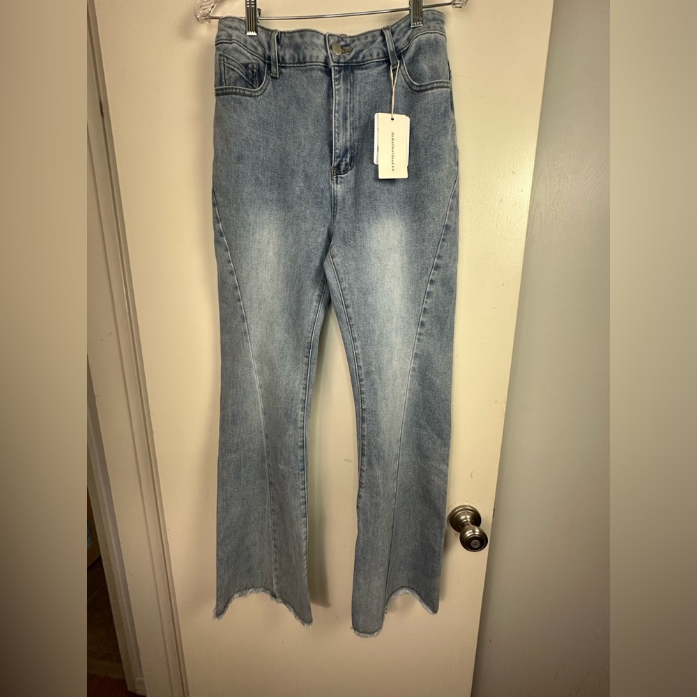 Commense Light Wash Back V Design W/One Back Pocket RawHem Flared Leg Jean NWT L